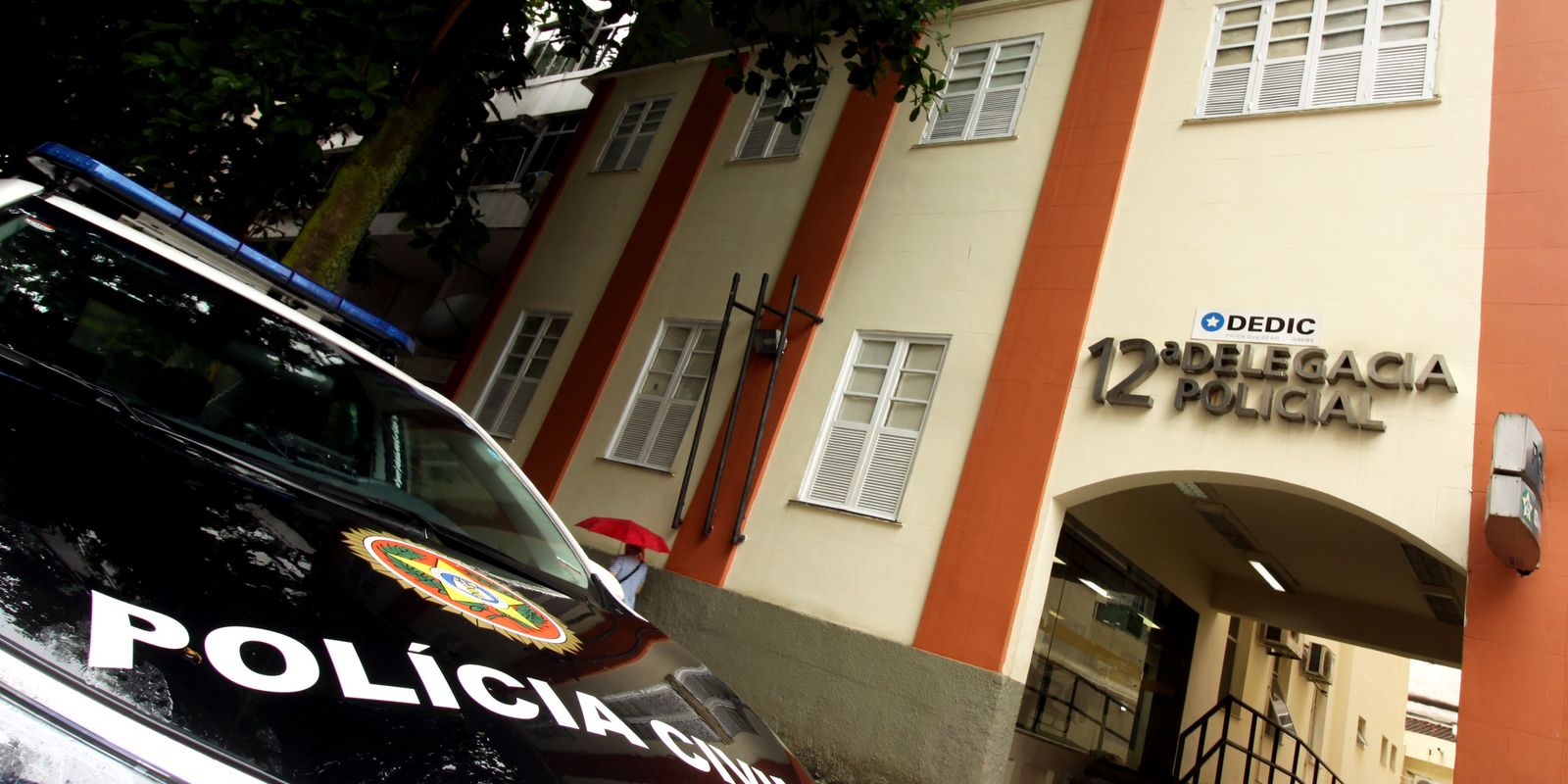 Indiciado por estupro coletivo no Rio se apresenta à polícia e é preso