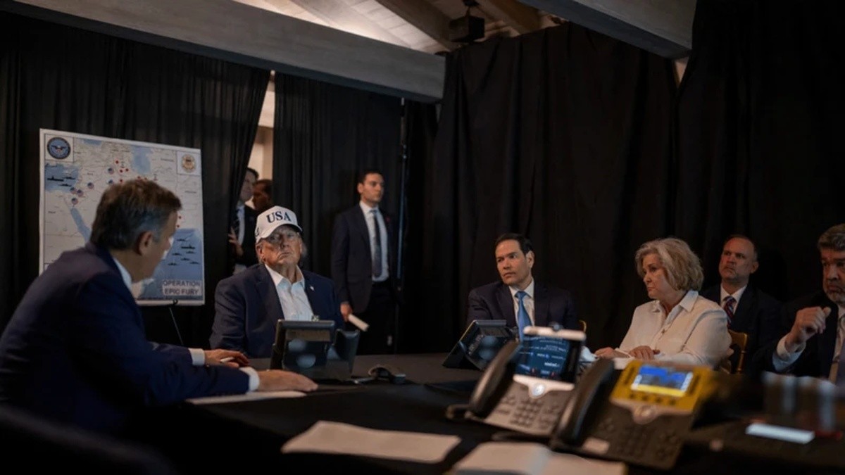 O que revelam as imagens da sala de guerra de onde Trump supervisionou ataque ao Irã